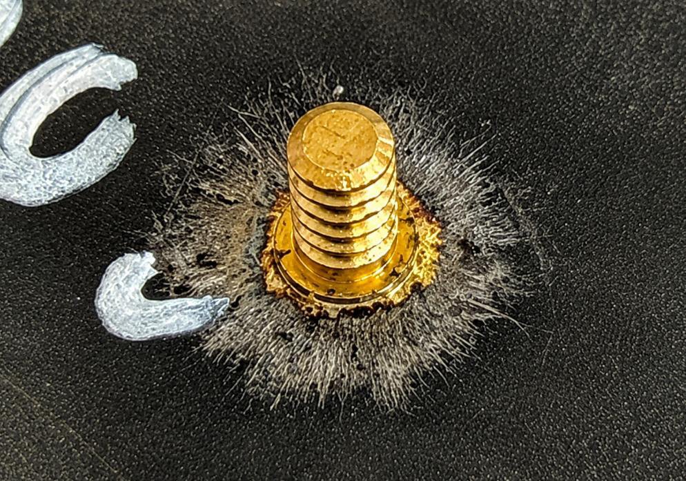 Aufgeschweißter Messingbolzen auf Stahlträger – automatisiertes Bolzenschweißen bei OSUT