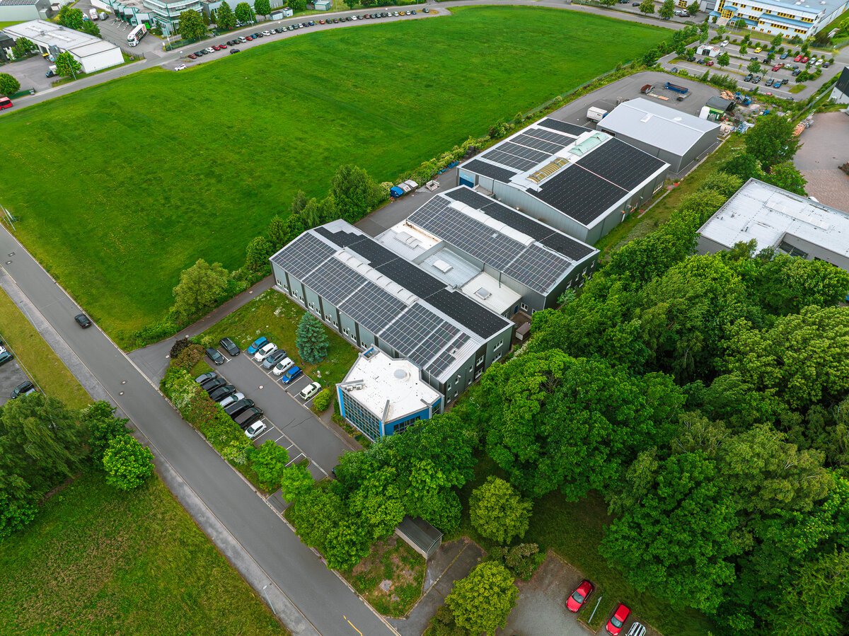 Luftbild mit Photovoltaik auf den Hallendaechern